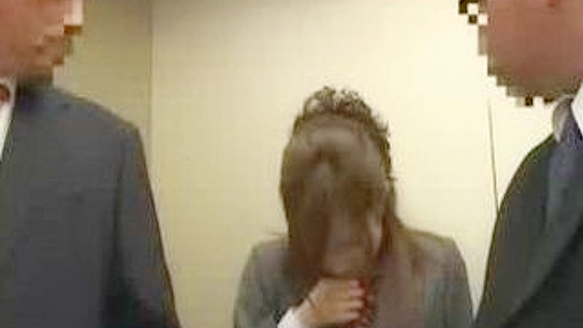 日本の女子校生、エレベーターの中で淫らに戯れる