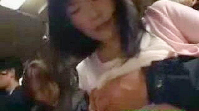 日本の女子校生、エレベーターの中で淫らに戯れる