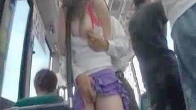 セクシーなアジア人妻が混雑したバスで痴漢に遭う