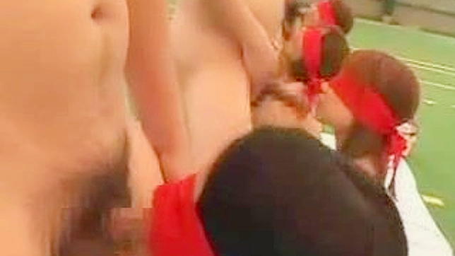 目隠しされた日本のポルノスターがチンコをしゃぶるラインナップ