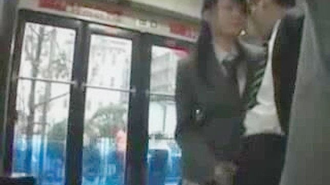 セクシーなアジアの女子校生がバスで手コキ