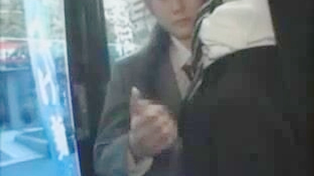 セクシーなアジアの女子校生がバスで手コキ