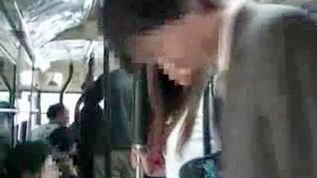 日本の女子学生が公衆の面前で体を触られ、利用された
