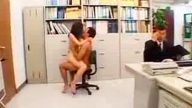 情熱的なオフィスでの戯れ - ニッポンカップルの蒸し暑いセックス・ロム