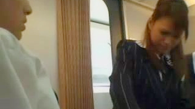 電車内でジューシーなサプライズ-不器用なホステスがお詫びにフェラチオをする