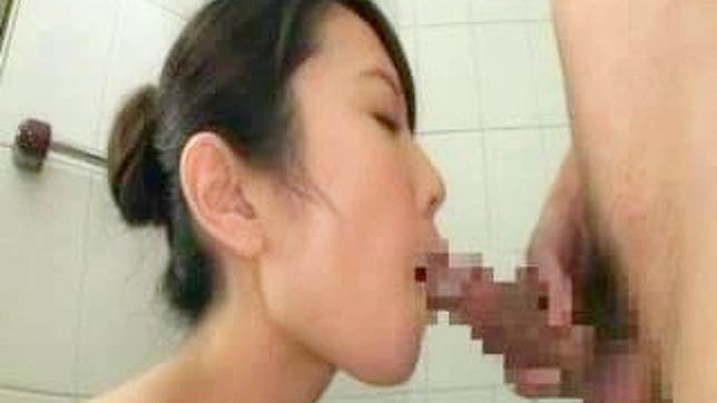 アジア人がバスルームでセクシーに縛られ犯される