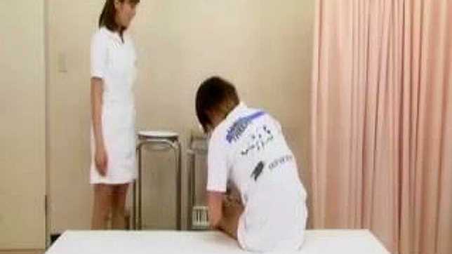 アジア人看護師、マンコ見せで男性の射精を早める秘技を伝授