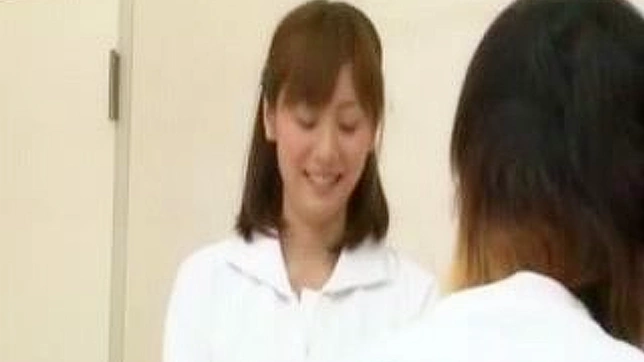 アジア人看護師、マンコ見せで男性の射精を早める秘技を伝授