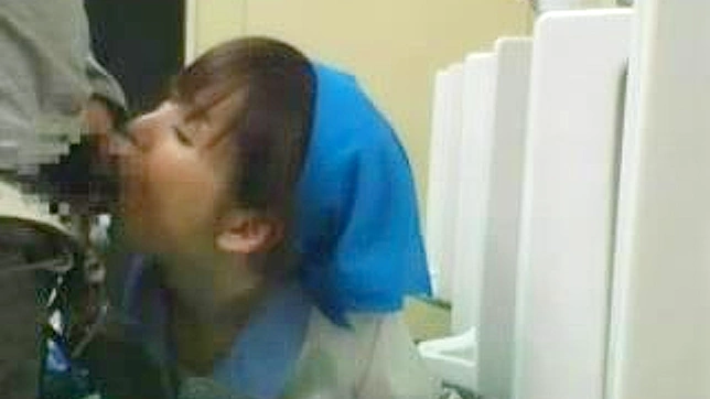 日本のトイレ清掃員が公衆トイレでフェラチオをする