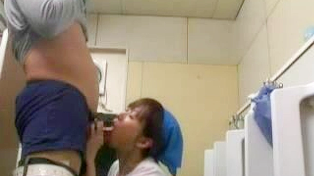 日本のトイレ清掃員が公衆トイレでフェラチオをする