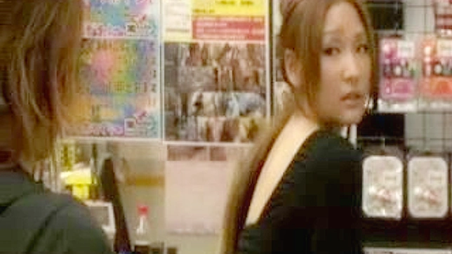 アダルトショップで日本女児が秘密のソロショーを行い、ワイルドなセックスに至る