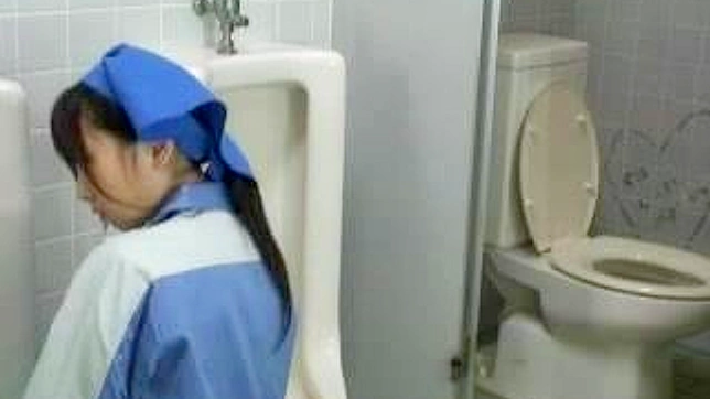 JAVのトイレ清掃員、勤務中に乱暴なセックスで驚かれる