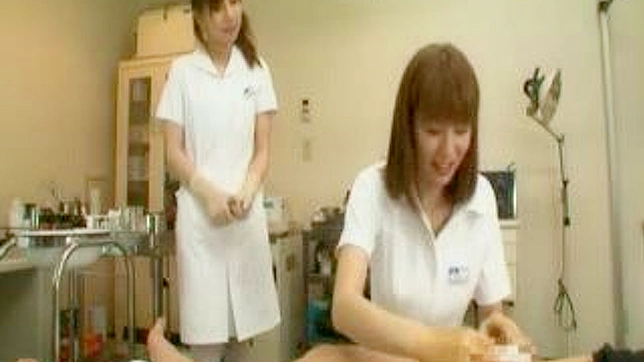 日本のAVでセクシーな看護婦のCFNMシーンが見られる