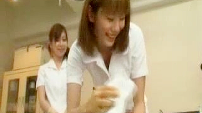 日本のAVでセクシーな看護婦のCFNMシーンが見られる