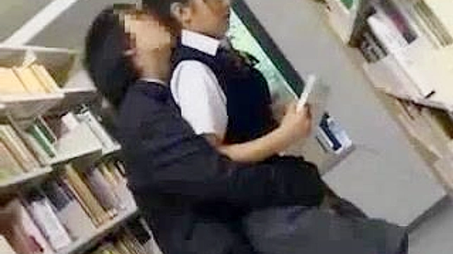 セクシーな女子校生が図書館で教師を誘惑する