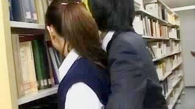 セクシーな女子校生が図書館で教師を誘惑する