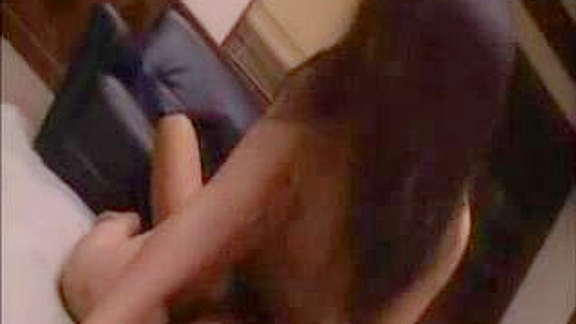 日本のポルノビデオで、縛られた夫は妻のワイルドなセックスに目を見開く
