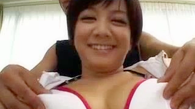 アジアン・ポルノ・ビデオ - 彼女の豊満なバストを手で感じる