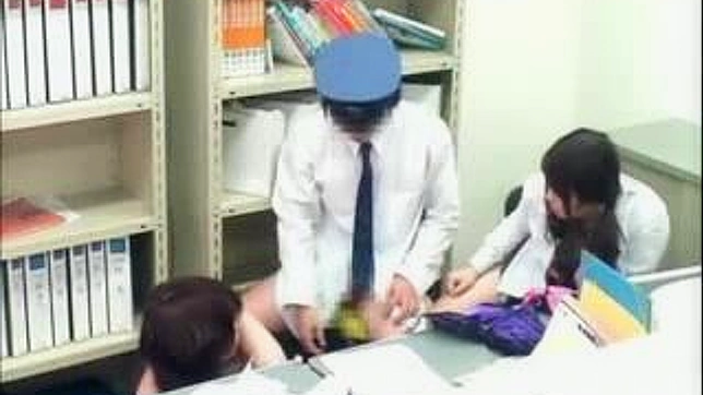 アジアの警察官が拘留中の少女たちと淫らなセックスを繰り広げる
