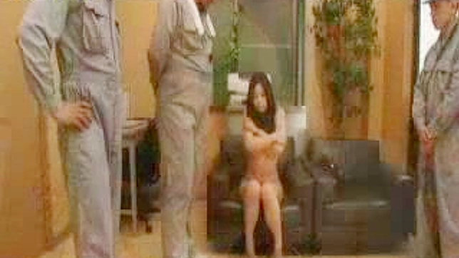 日本のポルノビデオ - 女 恥ずべき行為が看守との残酷なグループセックスにつながる