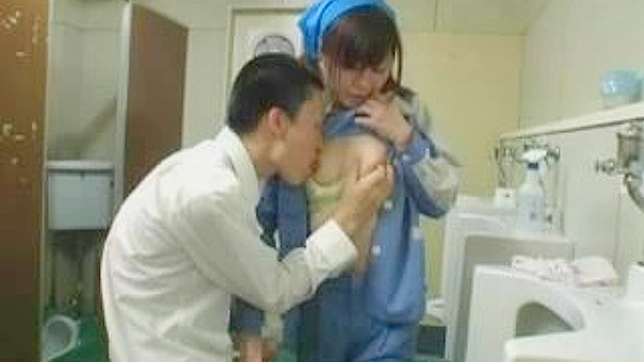 日本のトイレ清掃員が謎の男性に強烈なオーラルを与える