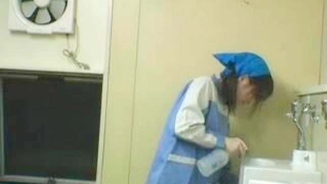 日本のトイレ清掃員が謎の男性に強烈なオーラルを与える