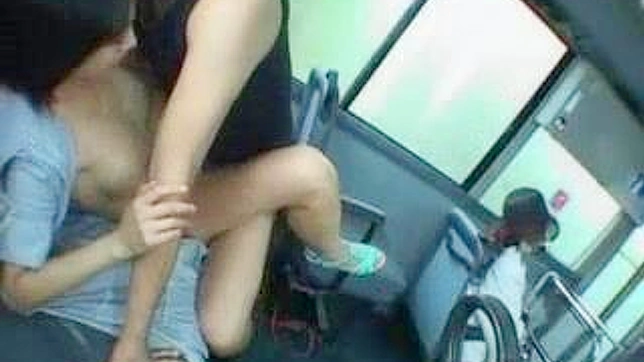 日本の公然ポルノ - 恥知らずのカップルが蒸し暑いバスに乗る