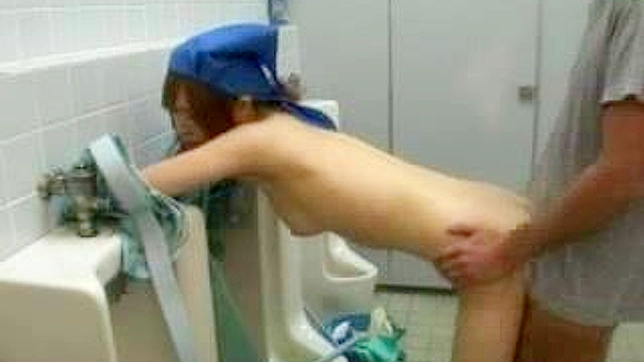 ニッポンのトイレ清掃員、勤務中に熱いセックスで驚かれる