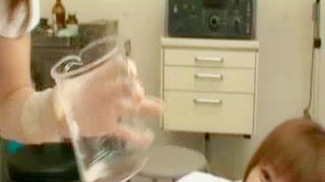 CFNMナースフェティッシュ - 2人の看護師が患者から精子を採取する