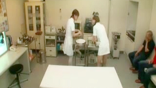 CFNMナースフェティッシュ - 2人の看護師が患者から精子を採取する