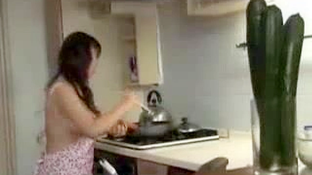 セクシーなアジア人主婦のキッチンプレイタイム