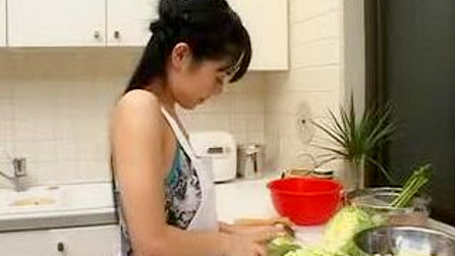 中断された夕食がアジア人主婦の官能的な出会いに変わる