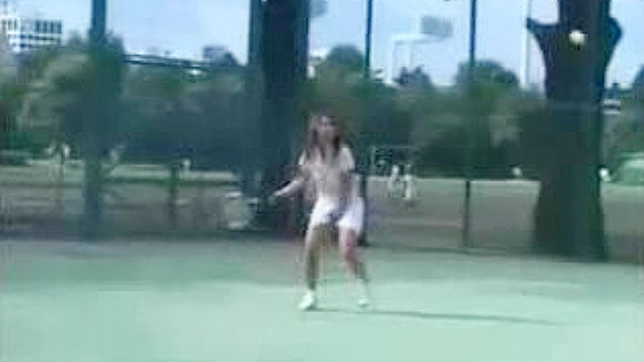 テニスのレッスンは、このアジア人美女と彼女のコーチの情熱的なプレイタイムに変わる