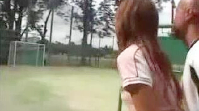 テニスのレッスンは、このアジア人美女と彼女のコーチの情熱的なプレイタイムに変わる