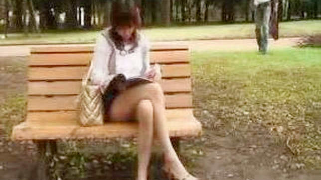 官能的な孤独 - 公園でのアジア女性の秘密の快楽