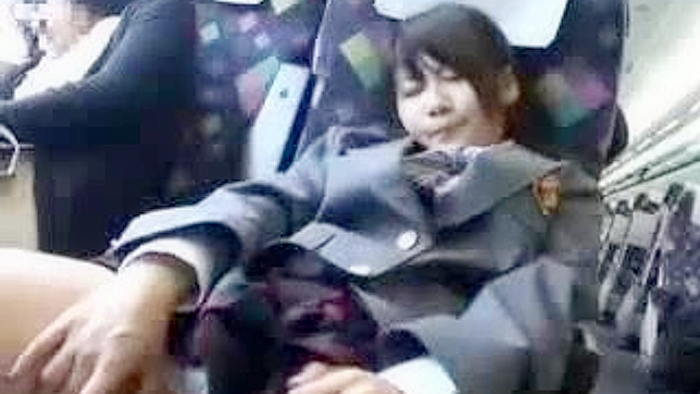 驚くほどホットなアジア人女性が公共列車に乗る