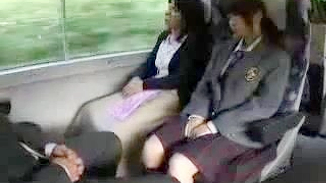 驚くほどホットなアジア人女性が公共列車に乗る
