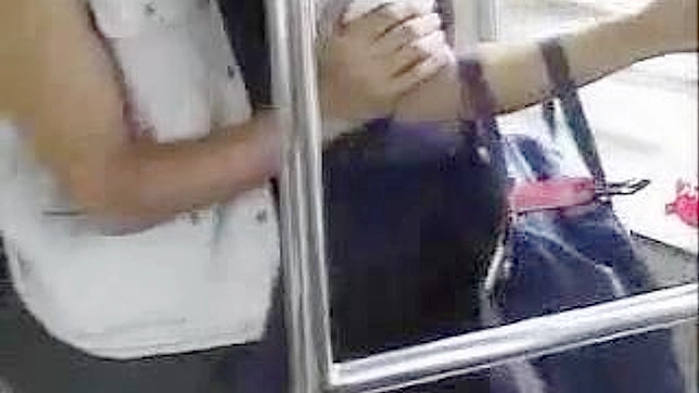 無邪気なニッポンの少女が、公共の電車内で見知らぬ変質者に触られる