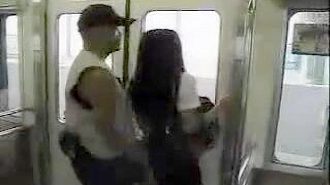 無邪気なニッポンの少女が、公共の電車内で見知らぬ変質者に触られる