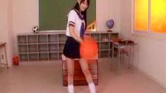 エッチな女子校生がボールを使った秘密のゲームを日本で行う