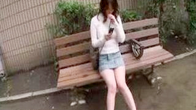 日本のベンチで一人で楽しむ必死なママ