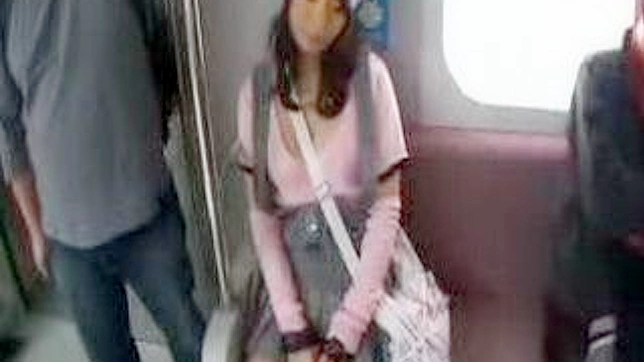 日本のセクシーな女子高生が公共列車で大胆な行為をした結果、思いがけない結末を迎えることになった。