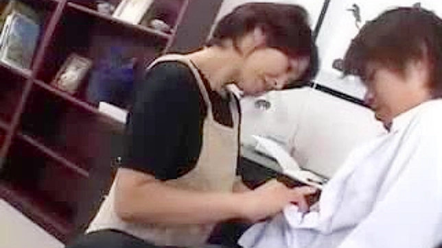 日本の熟年メイドがボスの息子の宿題などを手伝う