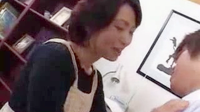日本の熟年メイドがボスの息子の宿題などを手伝う