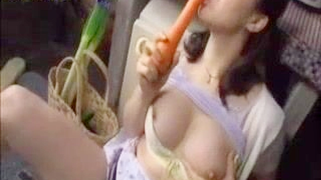 セクシーな東洋の主婦がキッチンで野菜と戯れる