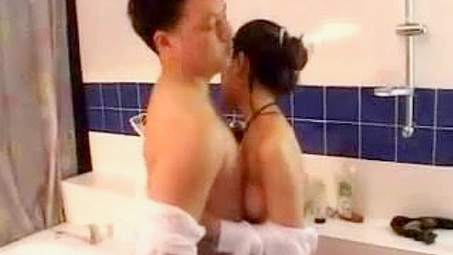 ムラムラ妻 日本の浴室で熱いセックス