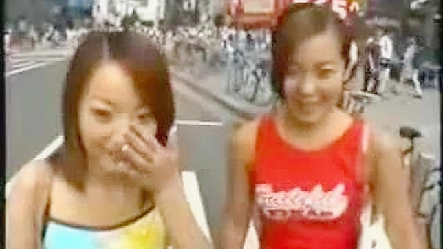 路上で精液を飲み込む幸せな日本の少女たち