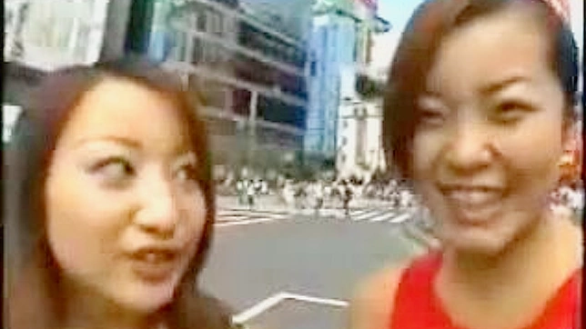 路上で精液を飲み込む幸せな日本の少女たち