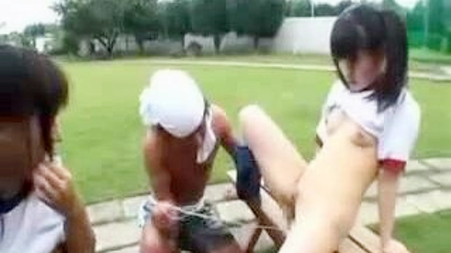 公開野外ファック祭り - JAVの若い娘が年上の男に叩かれる