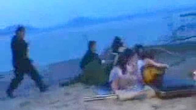 妄想を実現する - アジアの少女たちが公共のビーチでファックされる